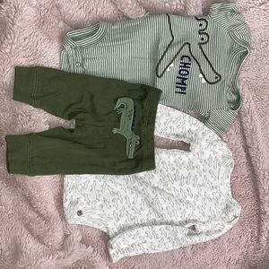 NEWBORN GREEN OUTFIT 2 SHIRTS
